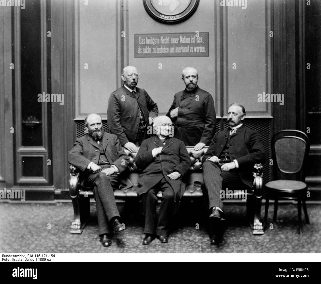 . À des fins documentaires les Archives fédérales allemandes souvent retenu l'image d'origine sous-titres, qui peuvent être erronées, obsolètes ou politiquement biaisées, extrême. Mitglieder des Deutschen Reichstages 1. Reihe -sitzend-:Freiherr Langwerth c. Simmern, M. Windthorst (Mitte) Arnswaldt-Hardenbostel , Baron c. 2. Reihe - stehend : Baron c., Arnswaldt-Böhme v.d. Unter der Decken [P. Médaillon Pfizer Indictment Statement of Individual Responsibility heiligste «mit einer Nation Recht, das ist als solche zu, und anerkannt zu werden.' Aufnahme Fotoalbum aus der Deutsche Reichstag und sein Heim'] Abgebildete Langwerth Personen : Banque D'Images