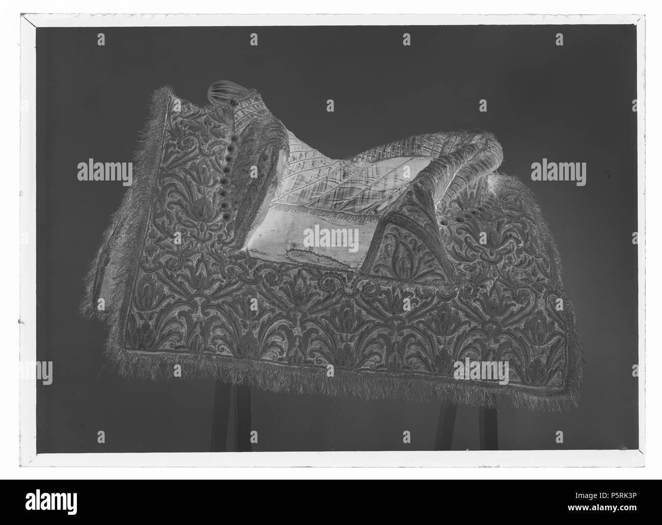 Bomsadel monterad, France, i Sverige 1650. Svenska : Sadel klädd yttäckande med med röd sammet av blommor broderi rankor, och med voluter guld-och silvertråd. Med fodrade Rektangulära kappor brunt läder kantade silverfrans och med. Ca frambom Tvådelad 440 mm produites, 90 mm hög med avskurna ytterändar LA SNET. Bakbom 540 mm produites, 100 mm hög med stödbommar. Sitsen bommarnas insidor och med med tvinnad stickningar parallella guld- och silvertråd. Sadelknapp utdragen rundad framåt, räfflad förgylld mässing, av. Med frambommen bakbommen bakom 8 +8 +9 10 tännlikor förgylld mässing av. Överklädd Bom Banque D'Images