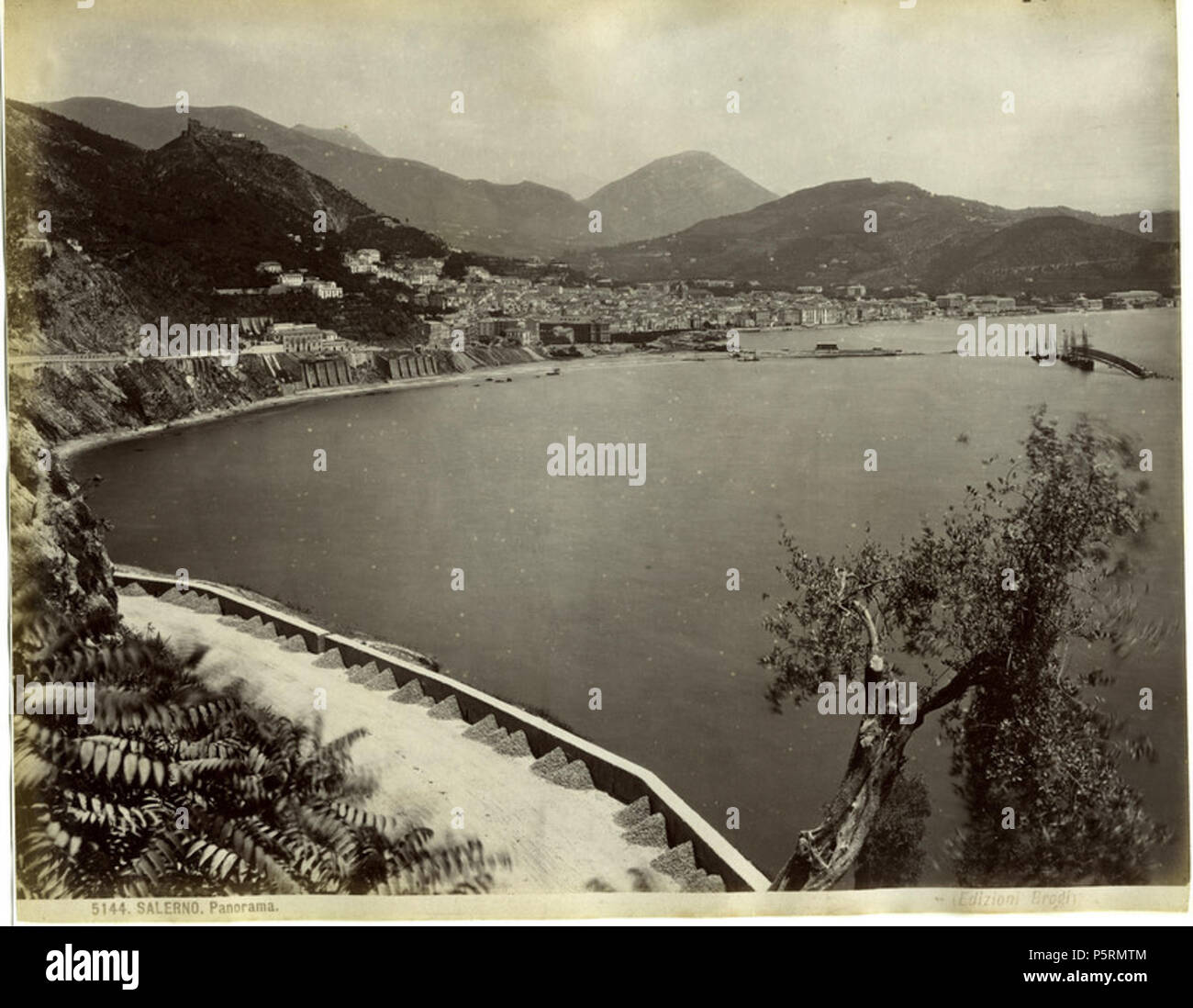 N/A. Photographe italien N/A 240 Brogi, Giacomo (1822-1881) - n. 5144 - Salerno - Panorama Banque D'Images