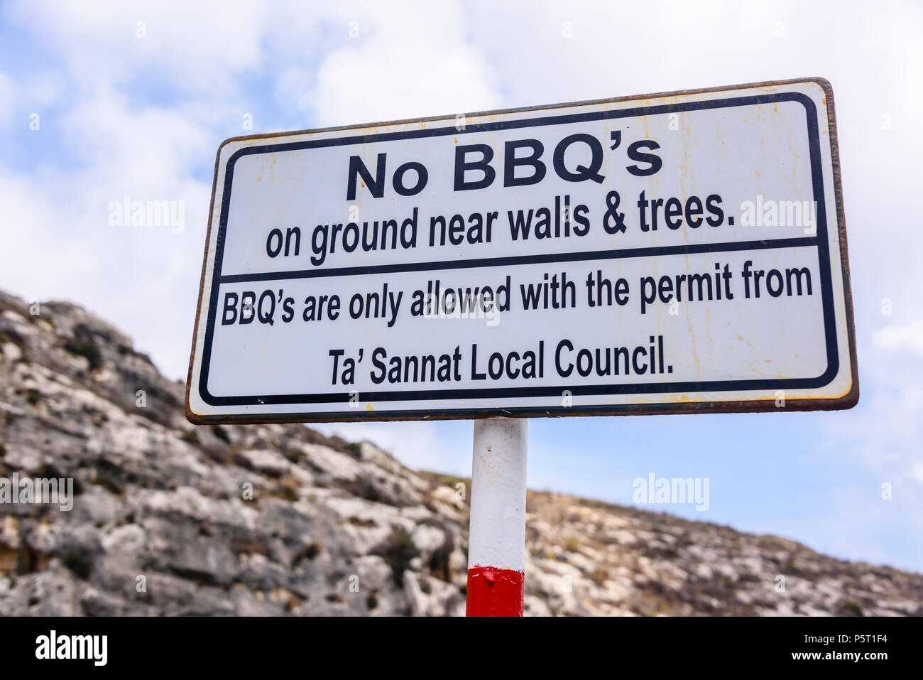 Inscription visiteurs avertissement que les barbecues sont de ne pas être utilisé, et j'ai besoin d'un permis du conseil local. Banque D'Images