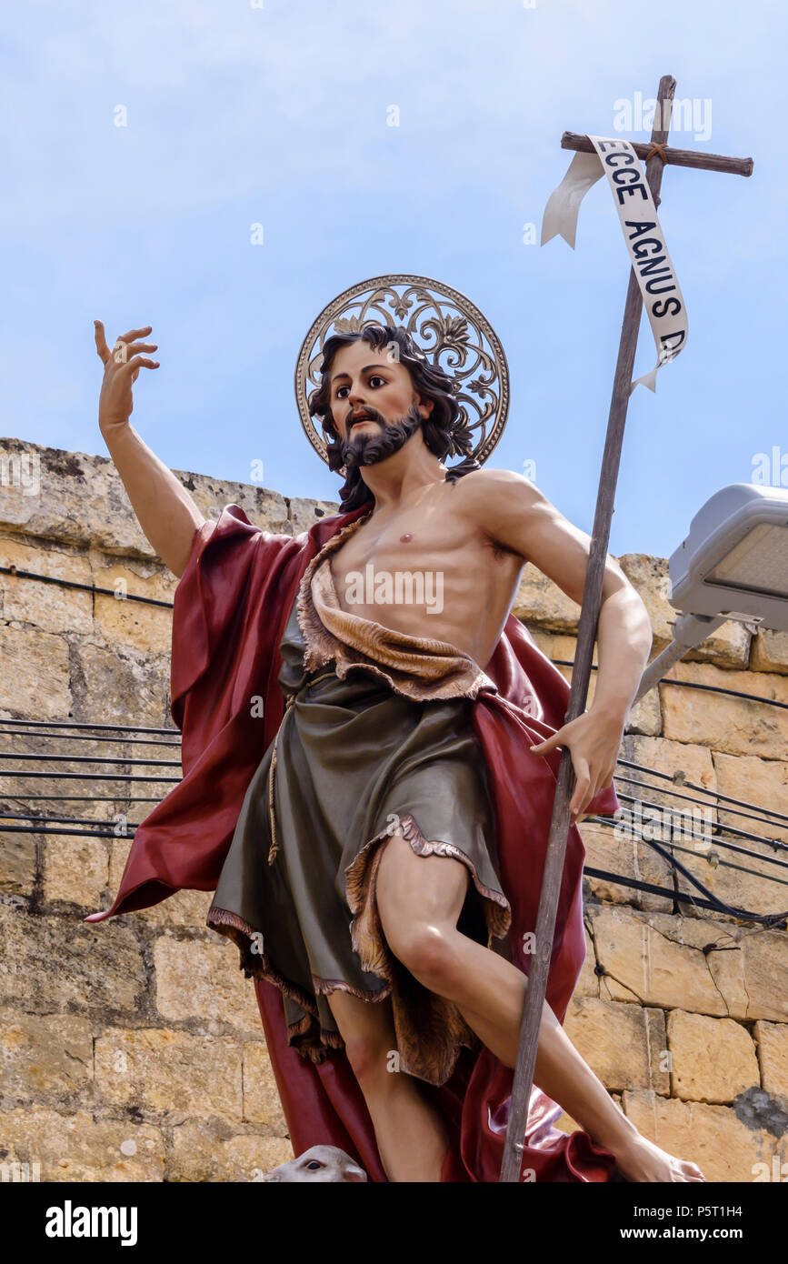 Une statue de Jésus en fibre de verre est prêt pour une cérémonie religieuse dans Nadur, Gozo, Malte Banque D'Images
