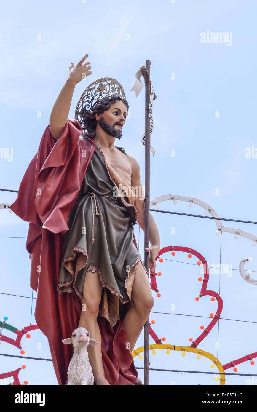 Une statue de Jésus en fibre de verre est prêt pour une cérémonie religieuse dans Nadur, Gozo, Malte Banque D'Images