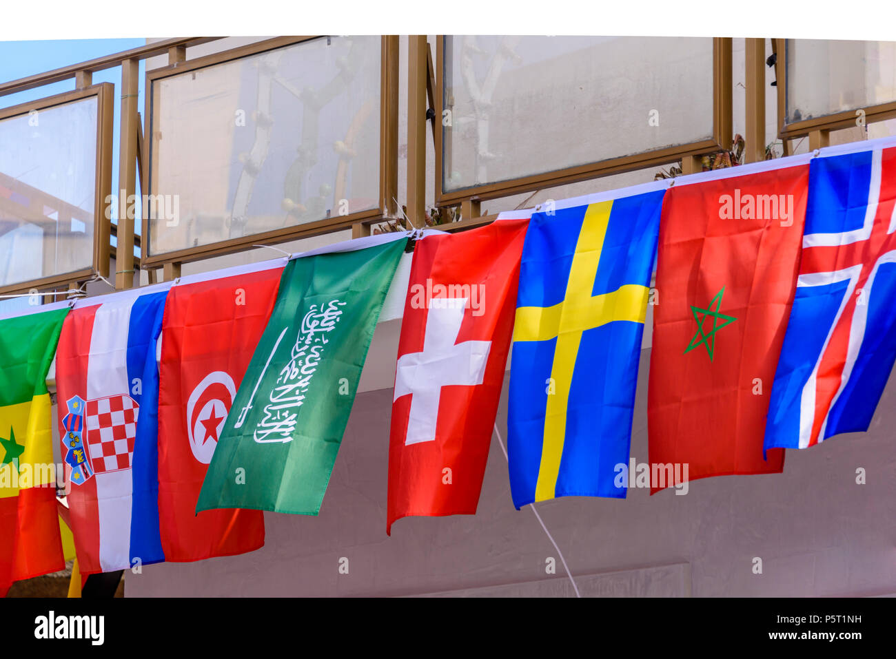 Drapeaux internationaux à partir d'un balcon Banque D'Images