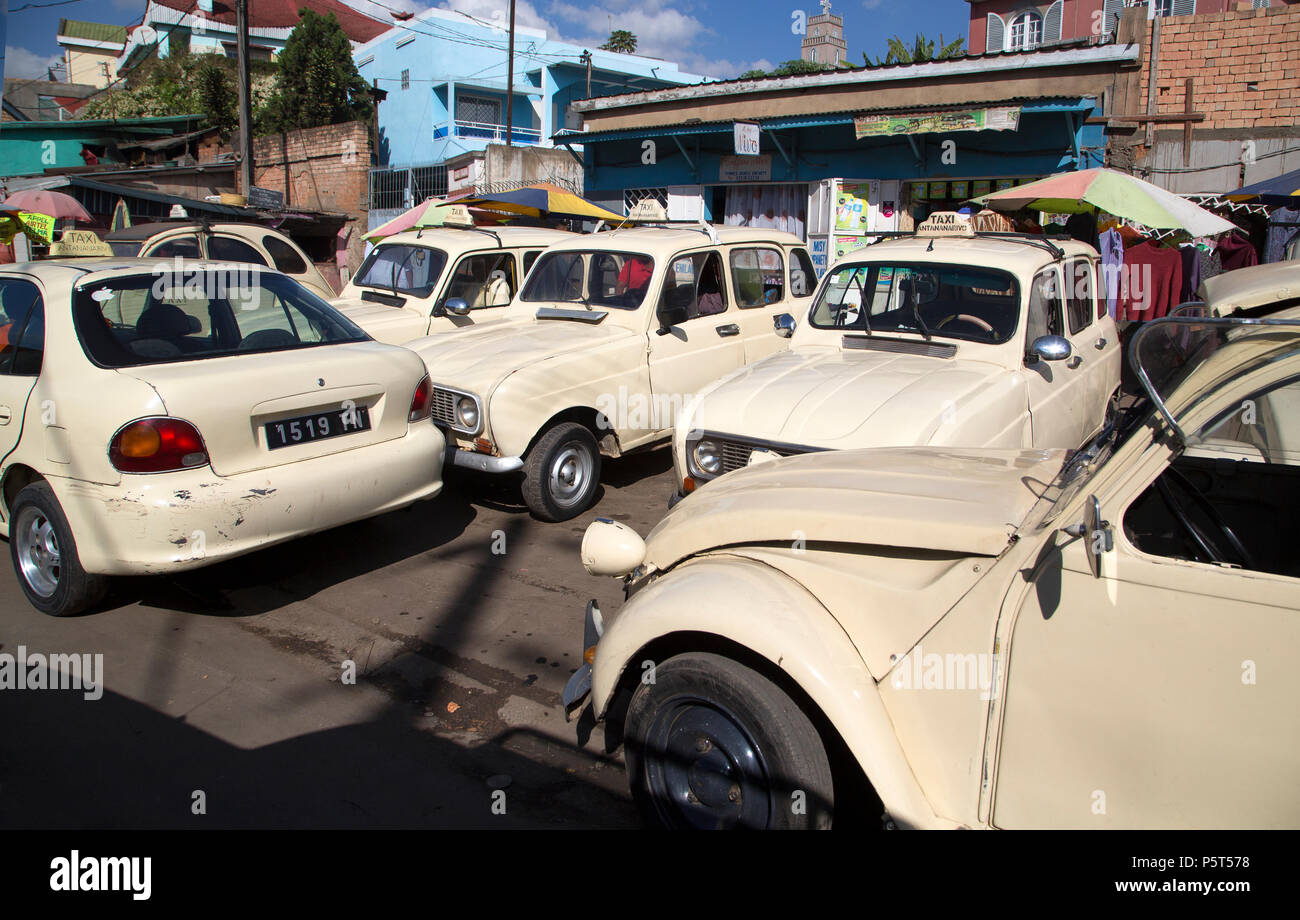 Des taxis français anciens abandonnés dans un terrain de stationnement, Antananarivo, Madagascar Banque D'Images