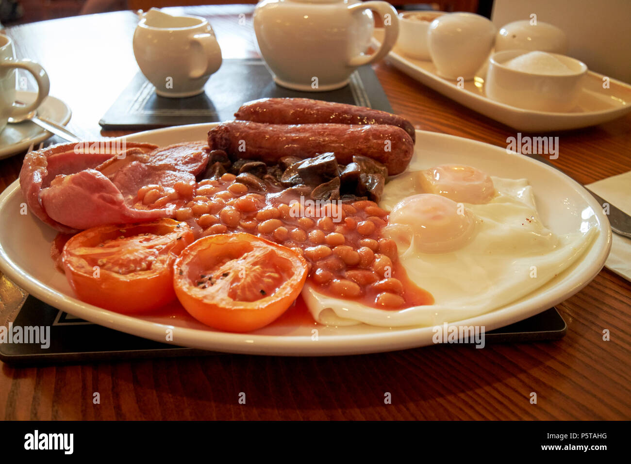 Petit-déjeuner anglais complet dans un café à Keswick Cumbria Lake District Angleterre UK Banque D'Images