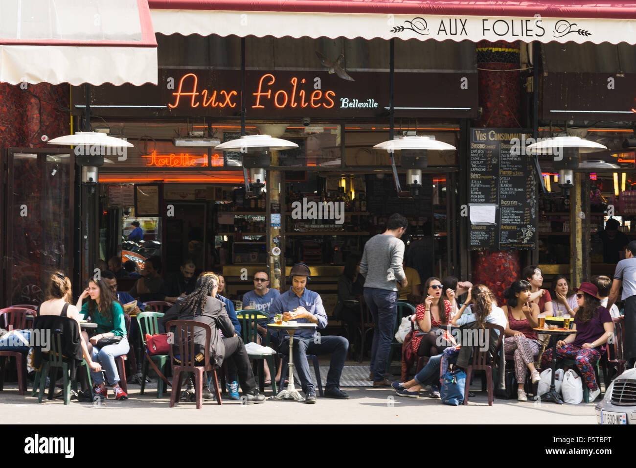 Les clients ayant des boissons au bar aux Folies Belleville à Paris, France. Banque D'Images