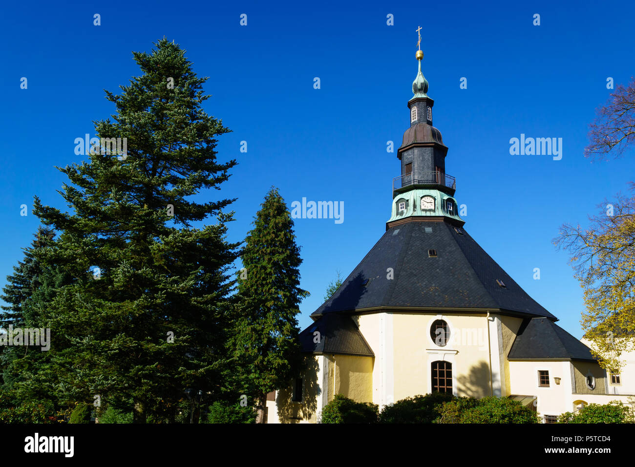 Église de Seiffen Monts métallifères en Saxe Allemagne à la lumière du jour en automne. Banque D'Images