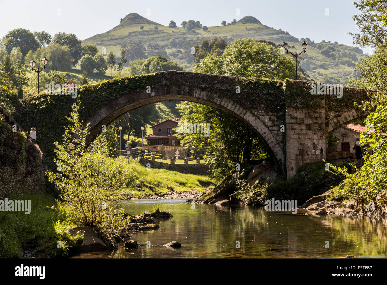 Oviedo, en Cantabrie. Vues de l'hôtel Puente Romano Viejo (Vieux Pont romain) et le Tetas de Lierganes montagnes jumelles. L'une des plus belles villes que j Banque D'Images