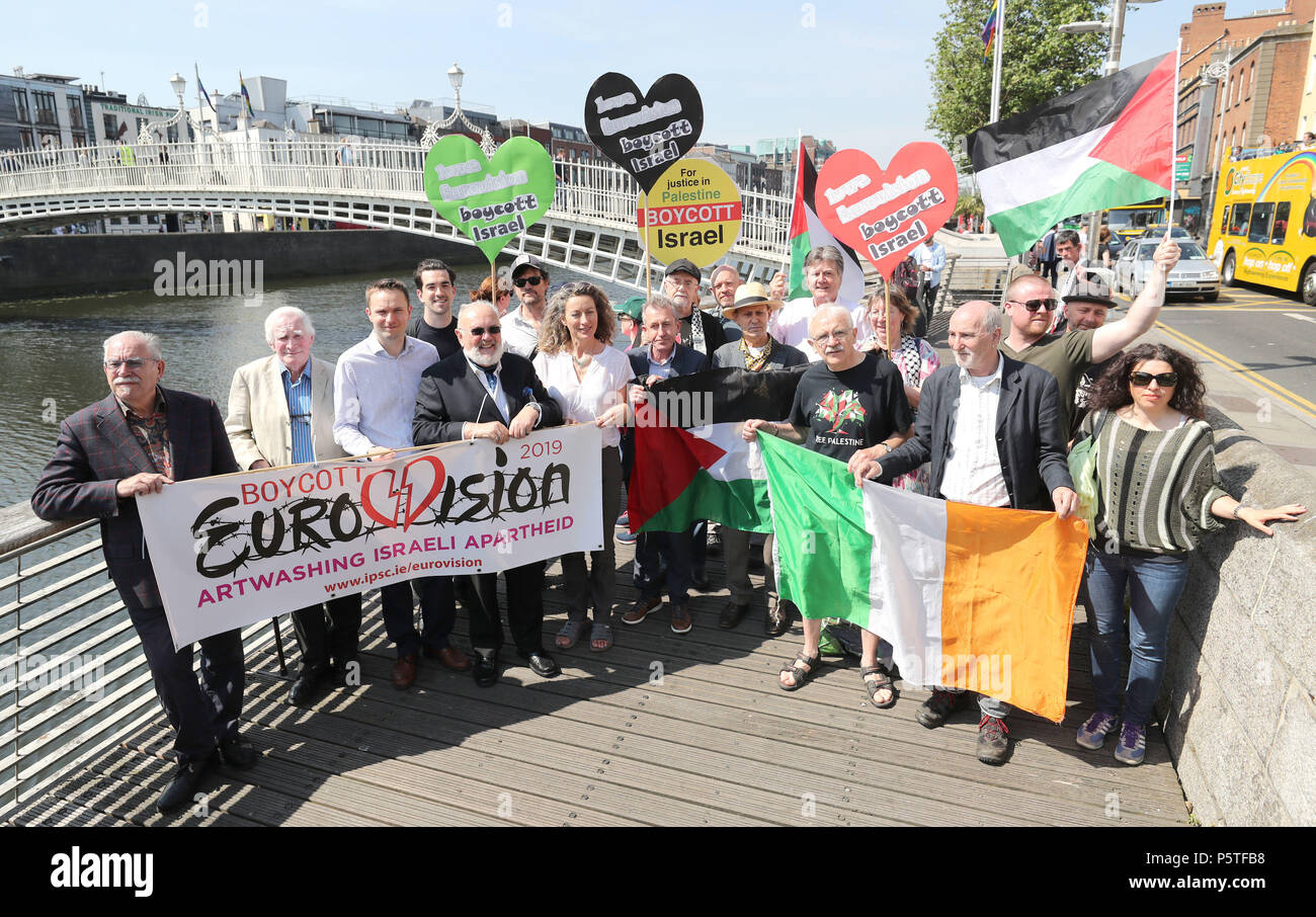 Les célébrités et personnalités publiques lancer la campagne irlandaise de boycotter l'Eurovision 2019 qui se tiendra à Jérusalem Israël à l'Ha'penny Bridge à Dublin. Banque D'Images