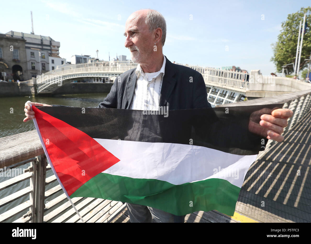 Artiste Felim Egan se joint à un groupe de célébrités et personnalités publiques à l'occasion du lancement d'une campagne de boycottage irlandais 2019 l'Eurovision à Jérusalem Israël à l'Ha'penny Bridge à Dublin. Banque D'Images