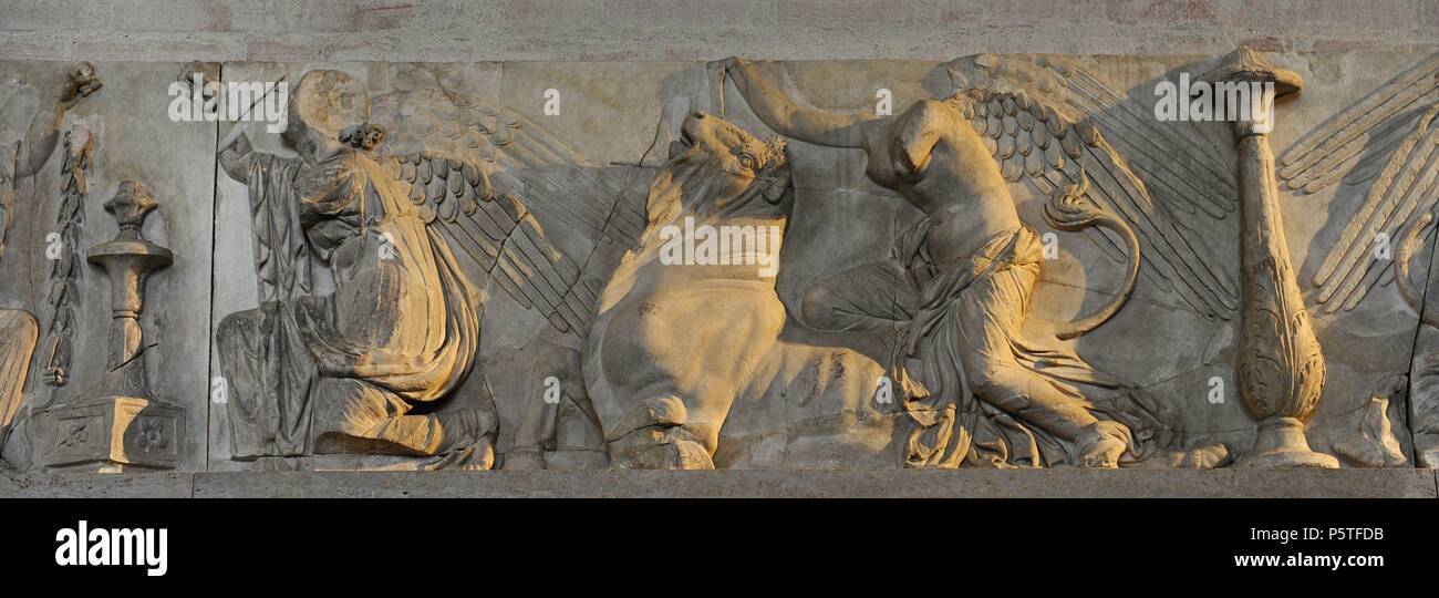 La victoire de l'art roman déesses décorer candélabres et le sacrifice des taureaux. Une partie de la frise de l'édifice central du Forum de Trajan à Rome, achevée en 112 AD. Glyptothèque. Munich. L'Allemagne. Banque D'Images