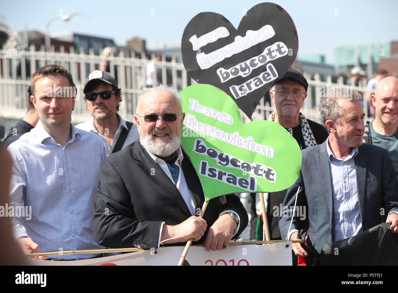Les célébrités et personnalités publiques y compris le sénateur David Norris (au centre) lors du lancement d'une campagne de boycottage irlandais 2019 l'Eurovision à Jérusalem Israël à l'Ha'penny Bridge à Dublin. Banque D'Images