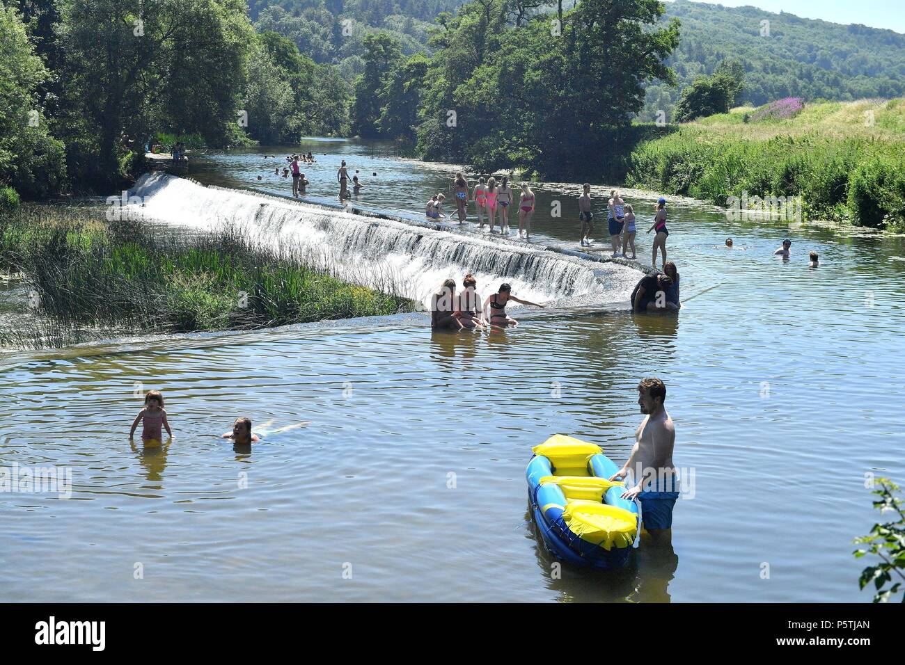 Nageurs à Weir Warleigh, près de Claverton en dehors de baignoire. Banque D'Images