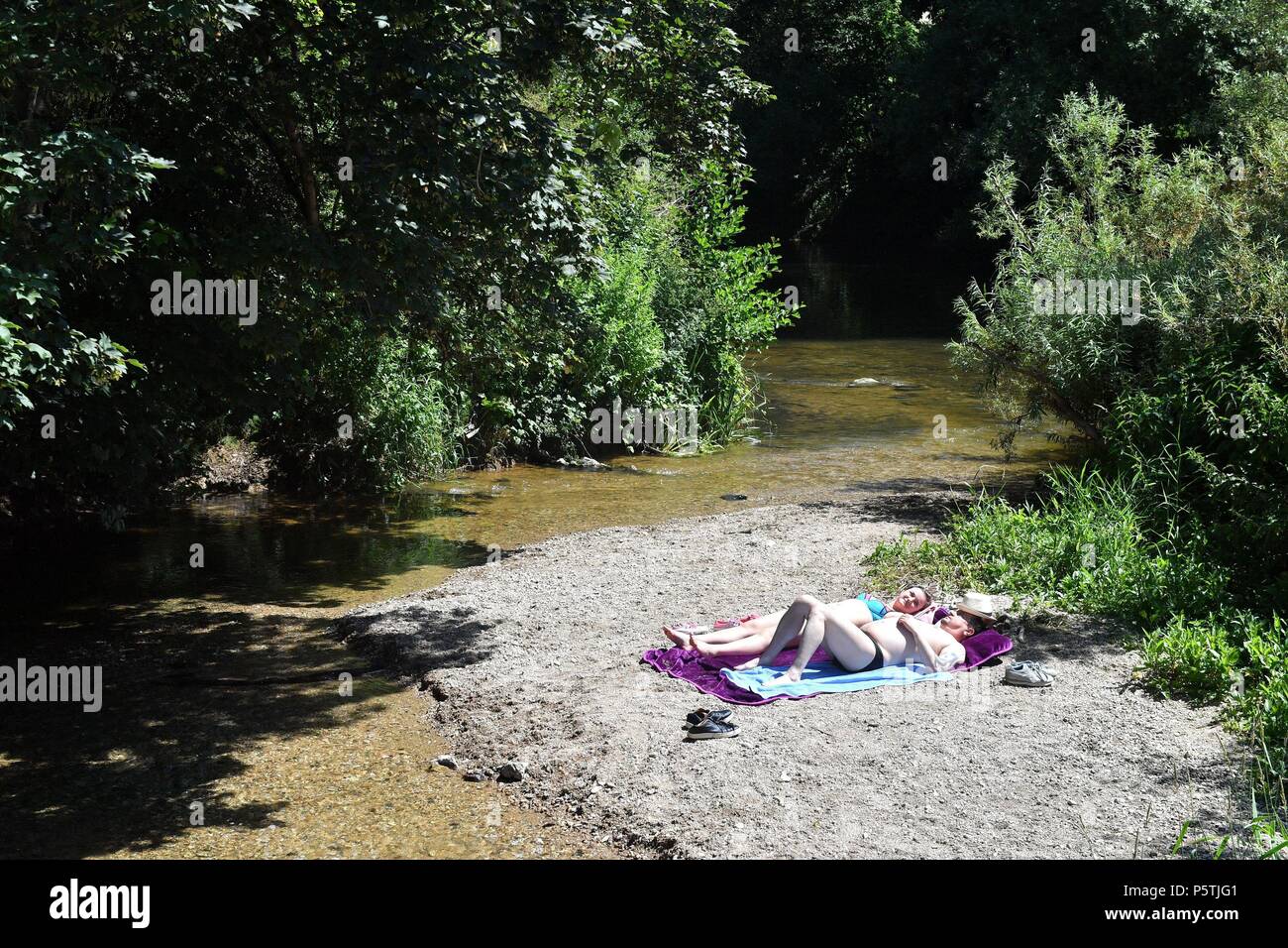 Les gens de soleil au Warleigh Weir, près de Claverton en dehors de baignoire. Banque D'Images