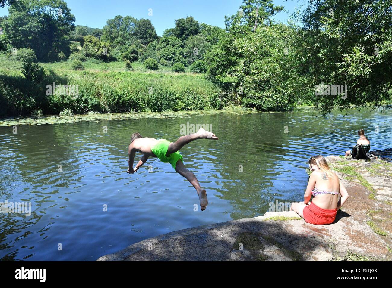 Un homme plonge dans l'eau à Warleigh Weir, près de Claverton en dehors de baignoire. Banque D'Images