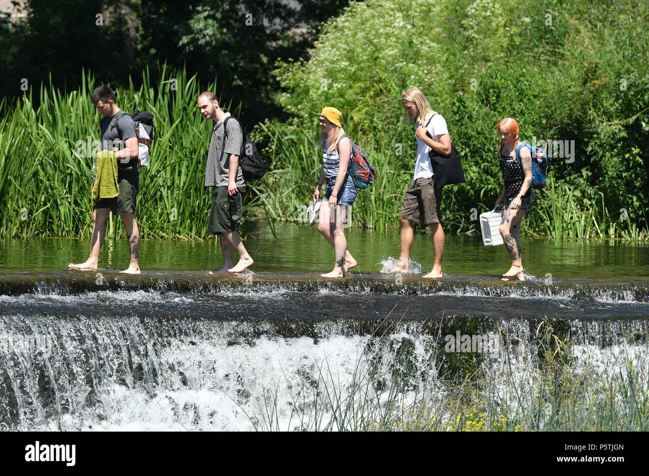 Les gens marchent le long du bord de Warleigh Weir, près de Claverton en dehors de baignoire. Banque D'Images