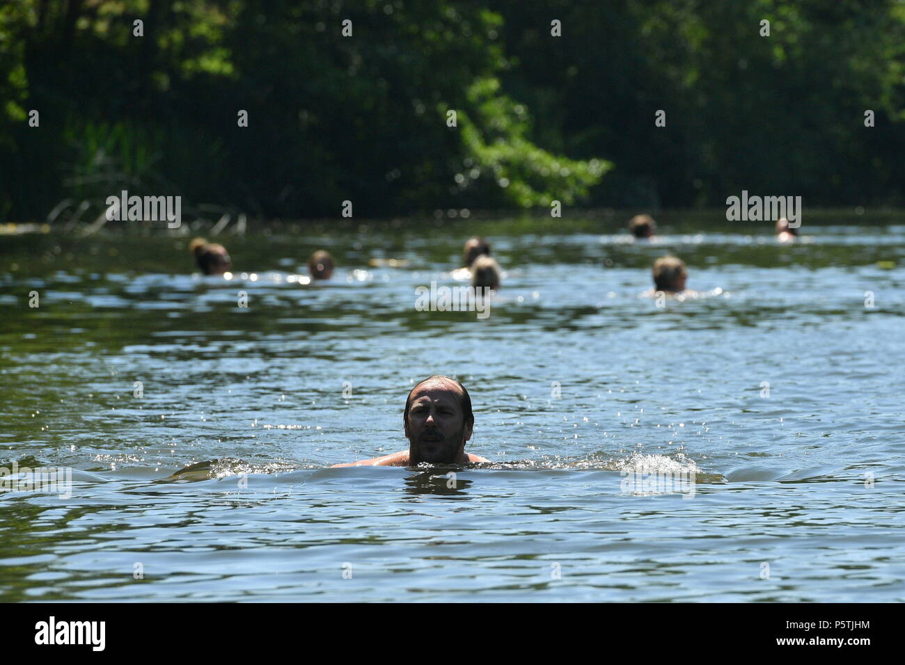 Nageurs à Weir Warleigh, près de Claverton en dehors de baignoire. Banque D'Images