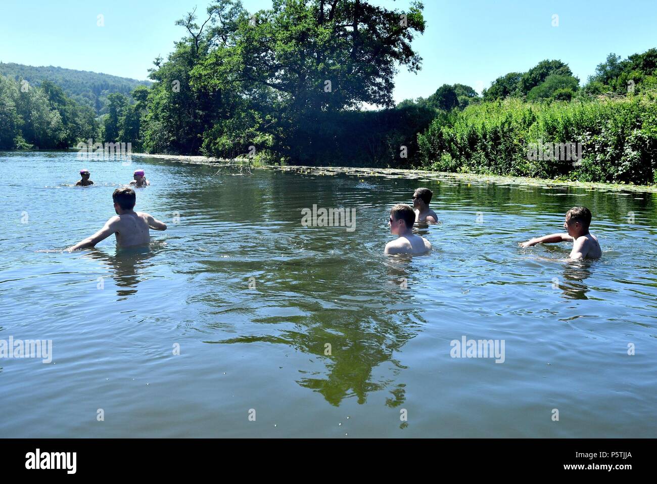 Nageurs à Weir Warleigh, près de Claverton en dehors de baignoire. Banque D'Images