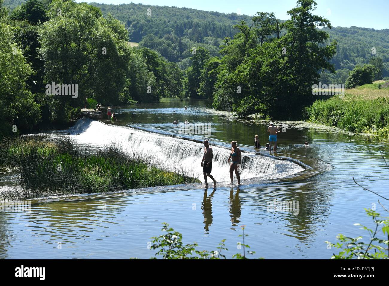 Les gens marchent le long du bord de Warleigh Weir, près de Claverton en dehors de baignoire. Banque D'Images