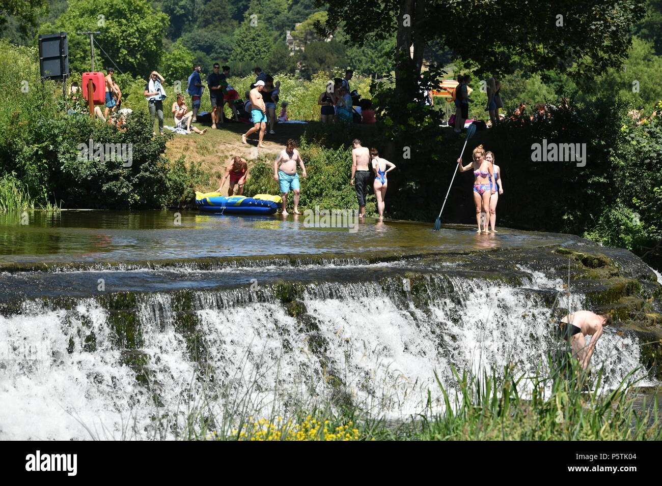 Les gens entrent dans l'eau à Warleigh Weir, près de Claverton en dehors de baignoire. Banque D'Images