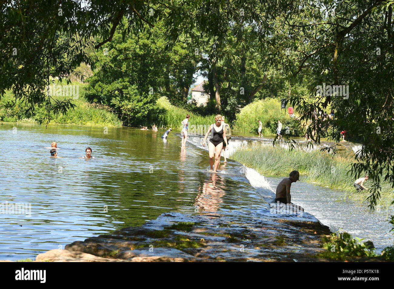 Les gens se rassemblent à Warleigh Weir, près de Claverton en dehors de baignoire. Banque D'Images