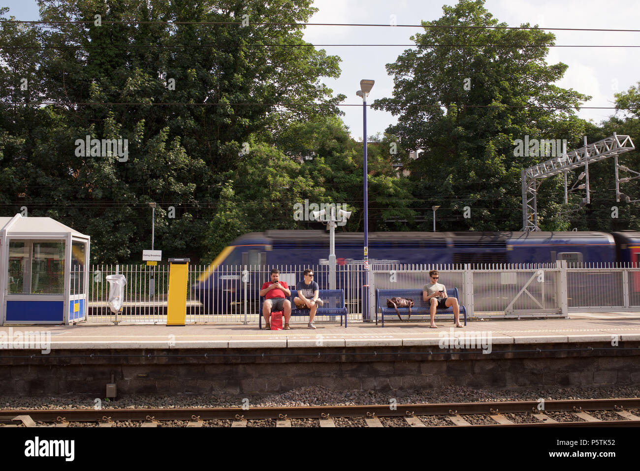 Et les passagers des trains à la gare d'Ealing Broadway à Londres Banque D'Images