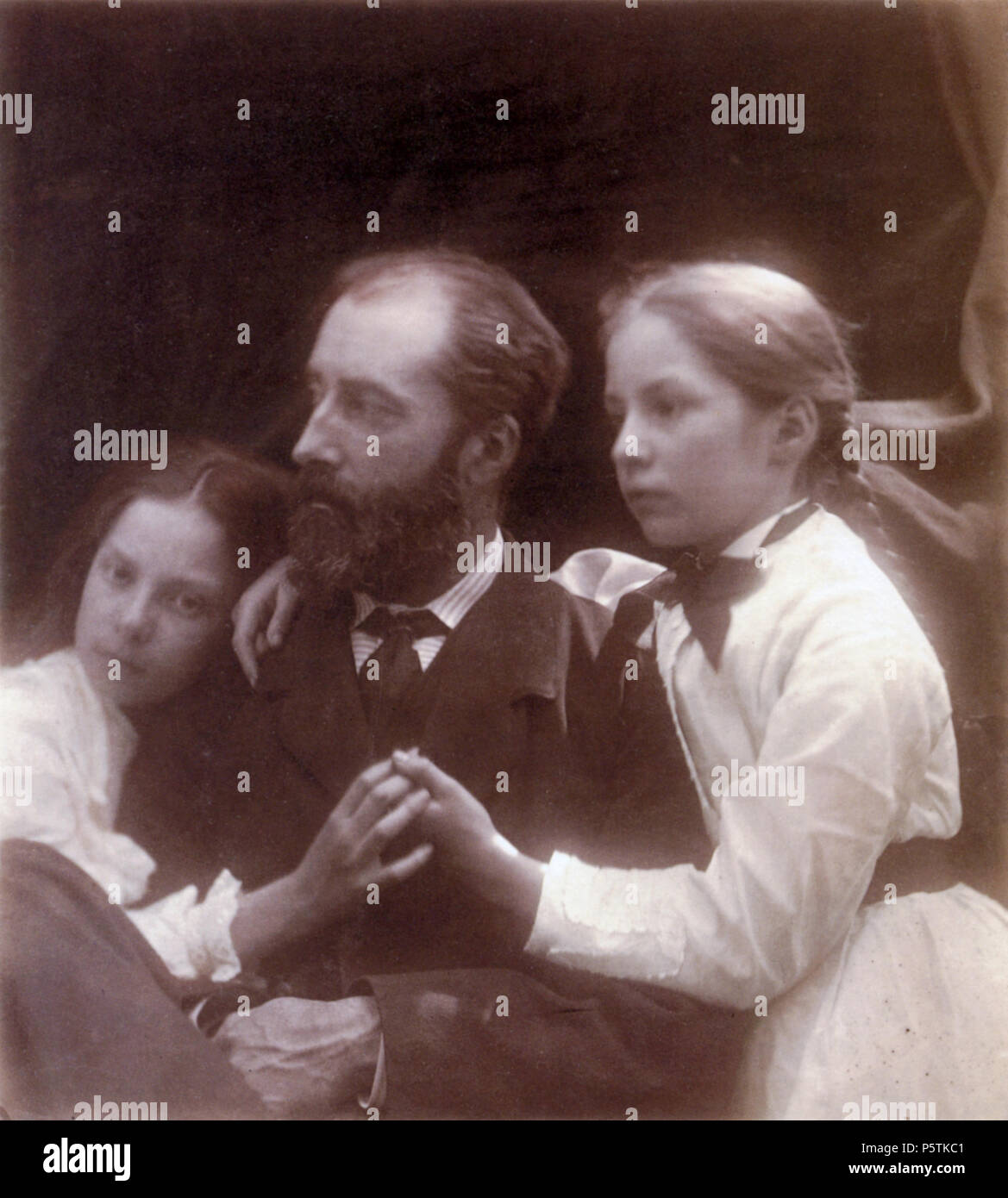 N/A. Charles Norman et ses filles, Adeline et Margaret. L'albumine, 297 x 266mm (11 3/4 x 10 1/2'). Juillet 1874. Julia Margaret Cameron (1815-1879) Noms alternatifs Julia Margaret Pattle, Julia Margaret Cameron Pattle ; Julia M. Cameron, Julia Margaret née Pattle ; Julia Margaret née Pattle Description photographe britannique Date de naissance/Décès 11 Juin 1815 26 janvier 1879 Lieu de naissance/décès Calcutta, Inde, Ceylan Kalutara contrôle d'autorité : Q230120 VIAF:61616074 ISNI:0000 0000 8140 6854 ULAN:500118804 RCAC:n:NLA50031545 35169417 328 WorldCat Charles Norman et son Daugh Banque D'Images