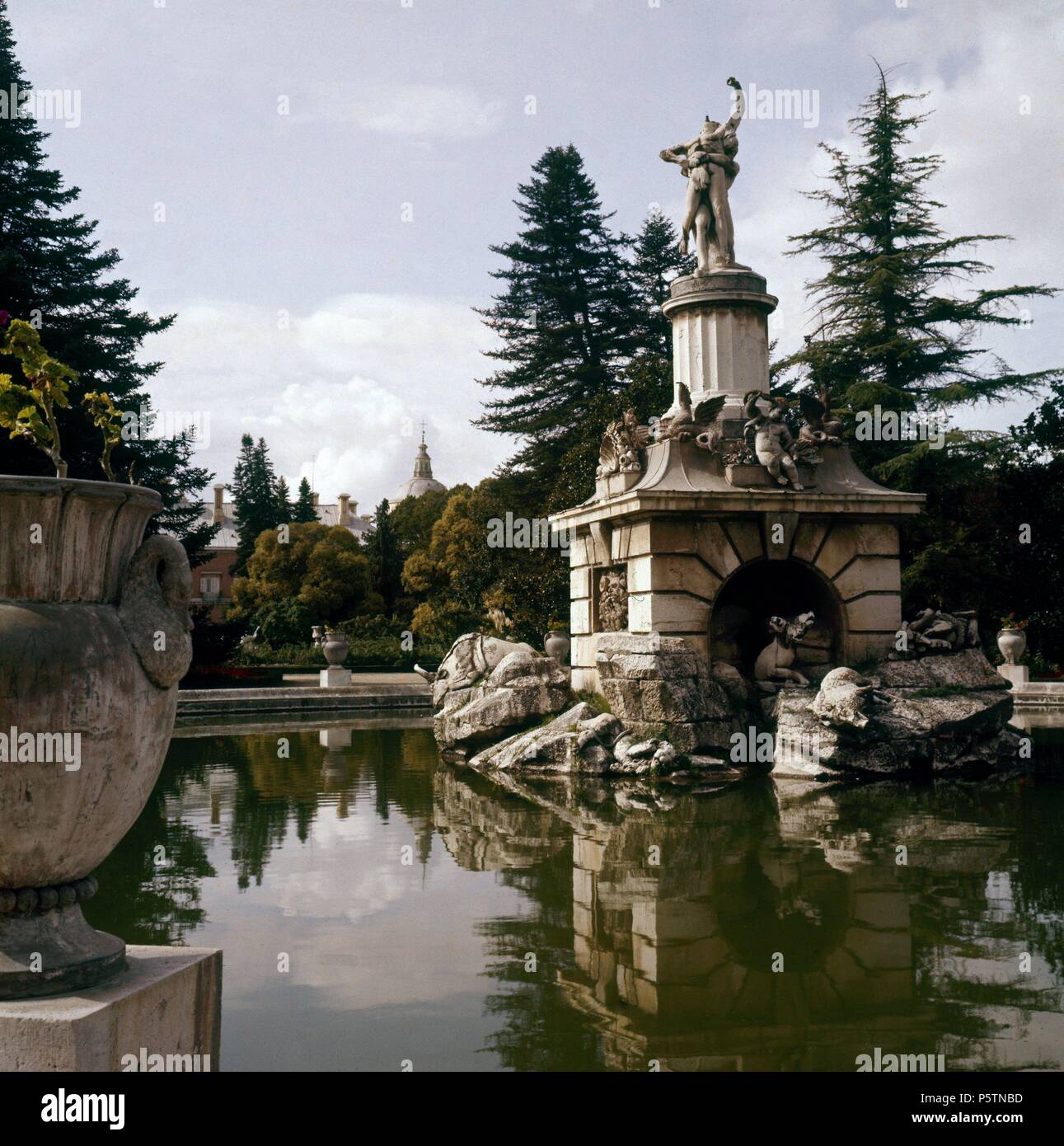 FUENTE DE HERCULES ANTEO Y TAMBIEN LLAMADA PLUS ULTRA- 1808-- NEOCLÁSICO ESCULTURA DE JUAN ADAN/ALVAREZ CUBERO. Auteur : Isidro González Velázquez (1765-1840). Emplacement : PALACIO REAL-JARDIN DEL PARTERRE, Aranjuez, MADRID, ESPAGNE. Banque D'Images