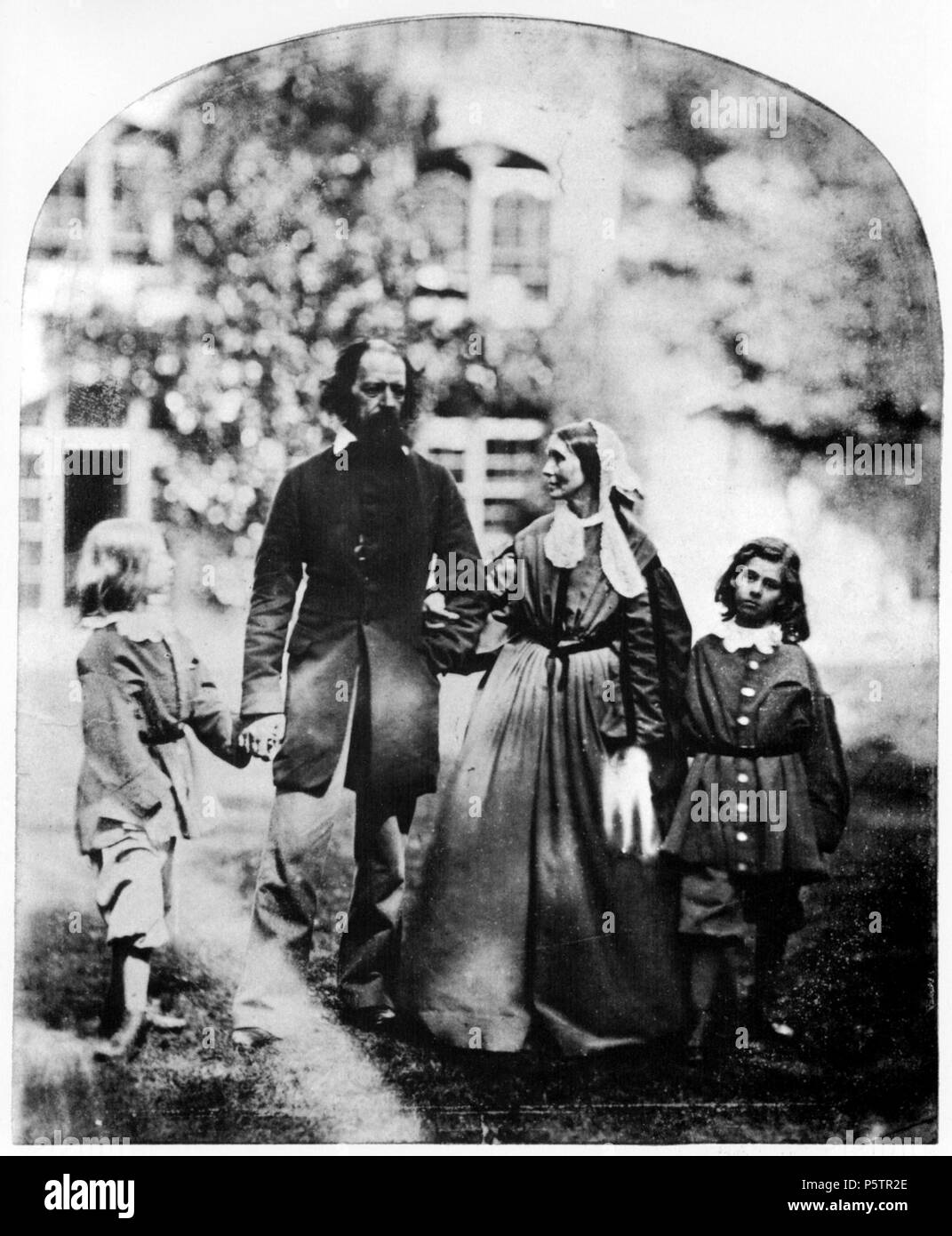 Deutsch : Alfred und Emily Tennyson mit ihren Söhnen Farringford en Anglais : Alfred Tennyson, 1er baron Tennyson (1809-1892) avec sa femme Emily (1813-1896) et ses fils Hallam (1852-1928) et Lionel (1854-1886) vers 1862. N/A 84 Alfred Tennyson, 1er baron Tennyson et de la famille Banque D'Images