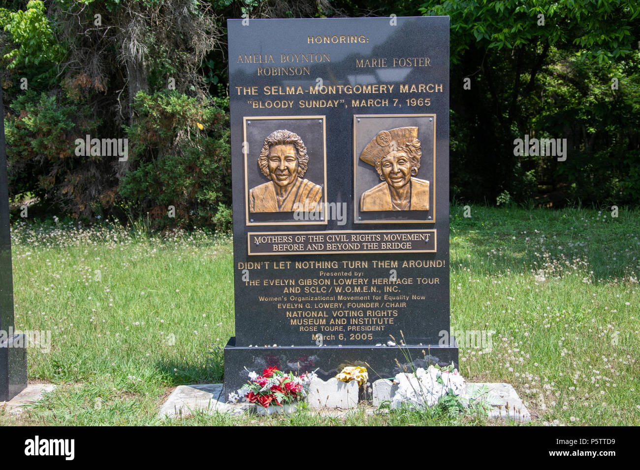 Monument à Amelia Boynton Robinson et Marie Foster de l'Edmund Pettus Bridge, Selma, Alabama, Etats-Unis Banque D'Images