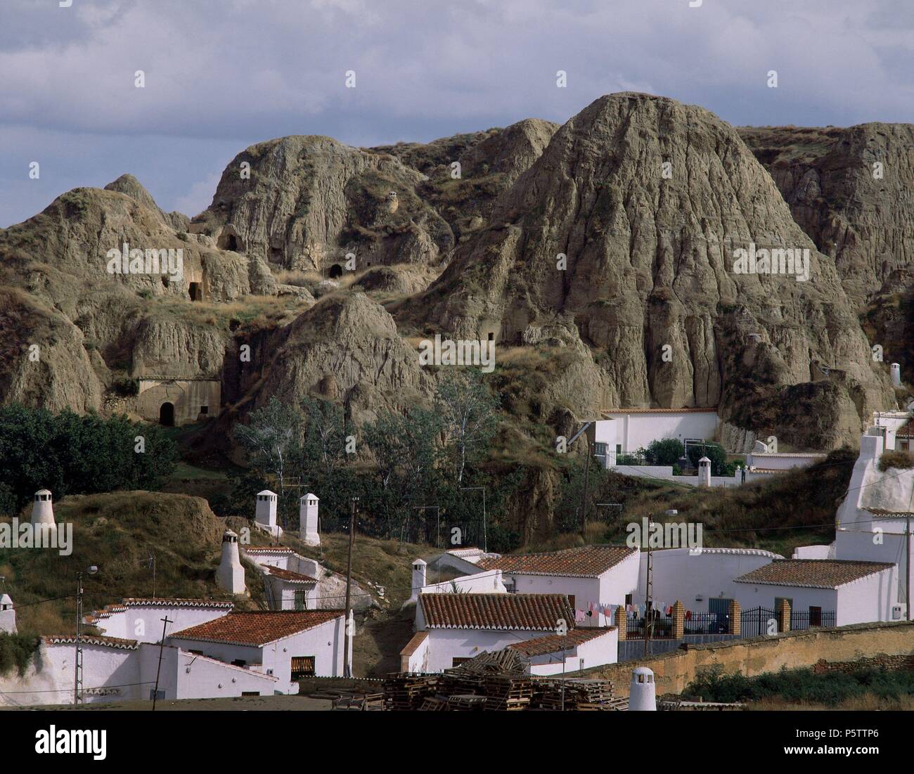 CUEVAS TROGLODITAS VIVIENDAS EN Y LA LADÉRA DE JABALCON. Lieu : extérieur, Granada, Espagne. Banque D'Images