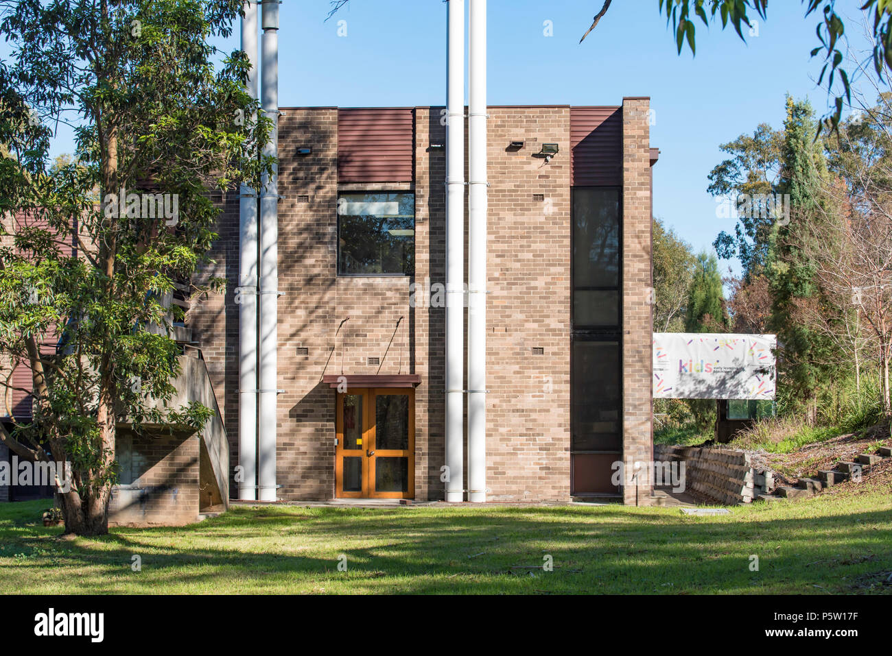 La fin des années 60 ou au début des années 70, la brique brutaliste moderniste immeuble de bureaux sur le patrimoine Grantham Estate dans sept Hill, Sydney Australie Banque D'Images