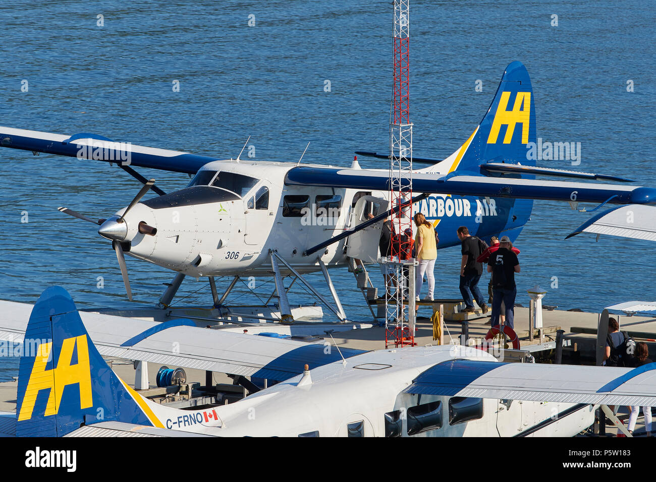 Les passagers d'un Harbour Air Seaplanes de Havilland Canada DHC-3 Otter Turbo T-Hydravion au port de Vancouver Flight Centre, BC, Canada. Banque D'Images