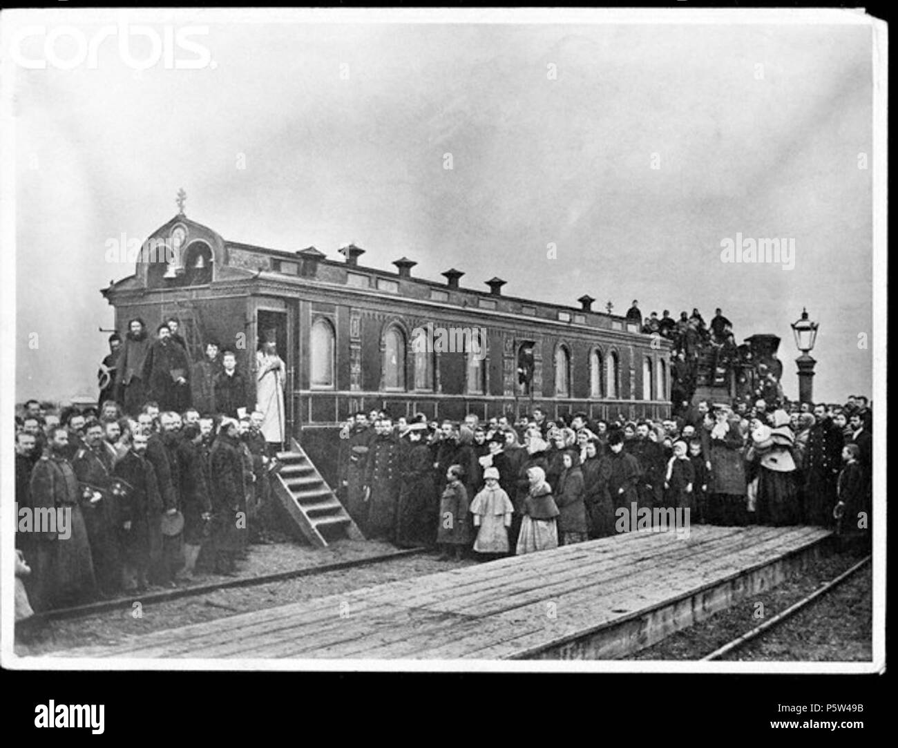 N/A. Anglais : 1906, la Mandchourie, la Chine --- un chef religieux se tient dans l'embrasure d'un chemin de fer voiture entourée par une foule de personnes lors d'un service religieux à la Mandchourie. --- Image par © Hulton-Deutsch Collection/CORBIS . 1906. 346 Chine 1910 Église inconnue Banque D'Images