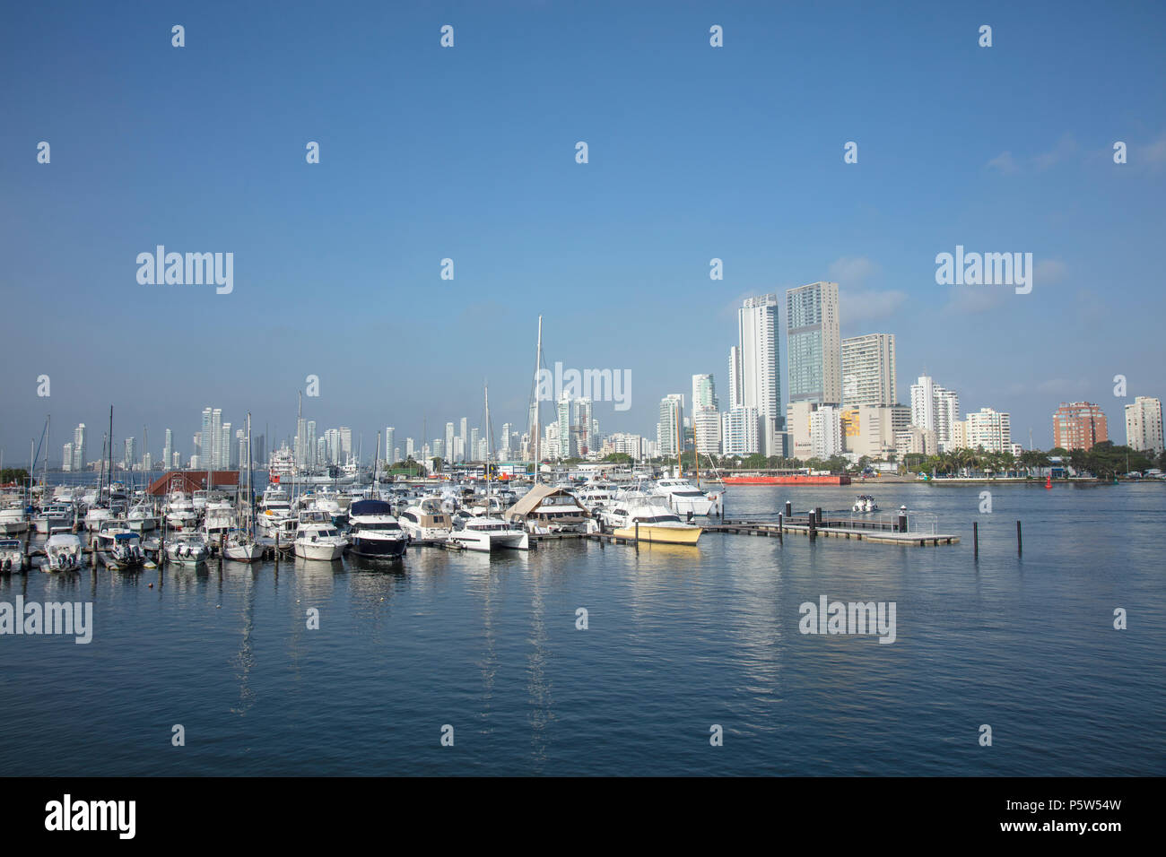 Colombie, Carthagène. Bateaux et yachts amarrés dans le port de plaisance avec les gratte-ciel du centre-ville derrière. Banque D'Images
