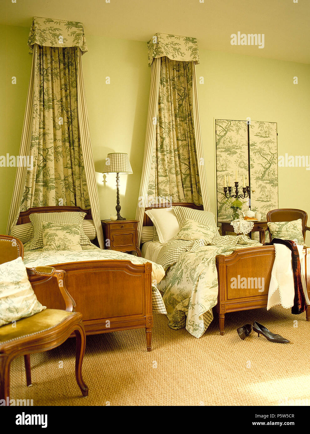 Toile de Jouy vert et couvert de champs au-dessus de lits jumeaux avec couettes Toile correspondant en français pays chambre Banque D'Images