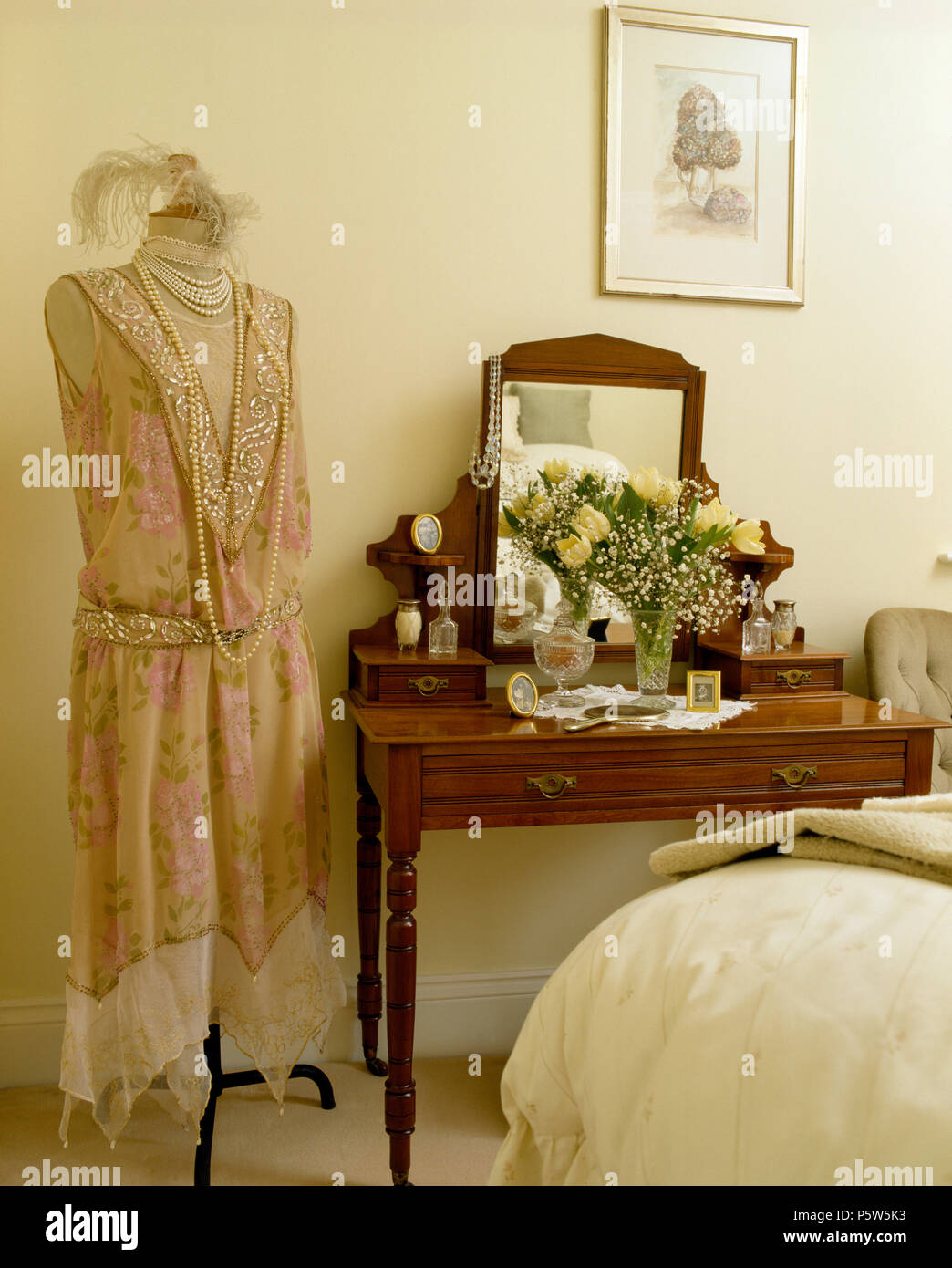 Années 30 vintage robe de mousseline sur mannequin à côté d''une coiffeuse en rétro appartement chambres Banque D'Images