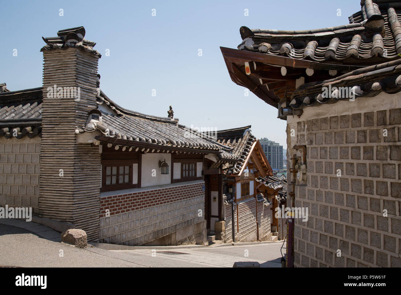 Maisons dans le village de Bukchon Hanok, Séoul. Banque D'Images
