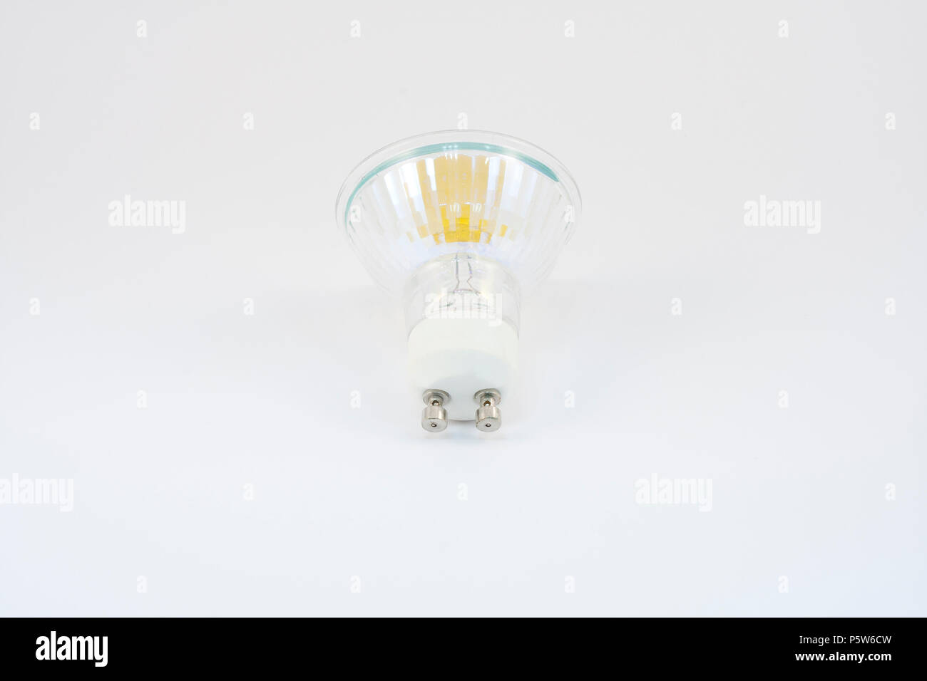 GU10, un type de monture baïonnette pour ampoules couramment sur le type  halogène MR16, isolé sur fond blanc Photo Stock - Alamy