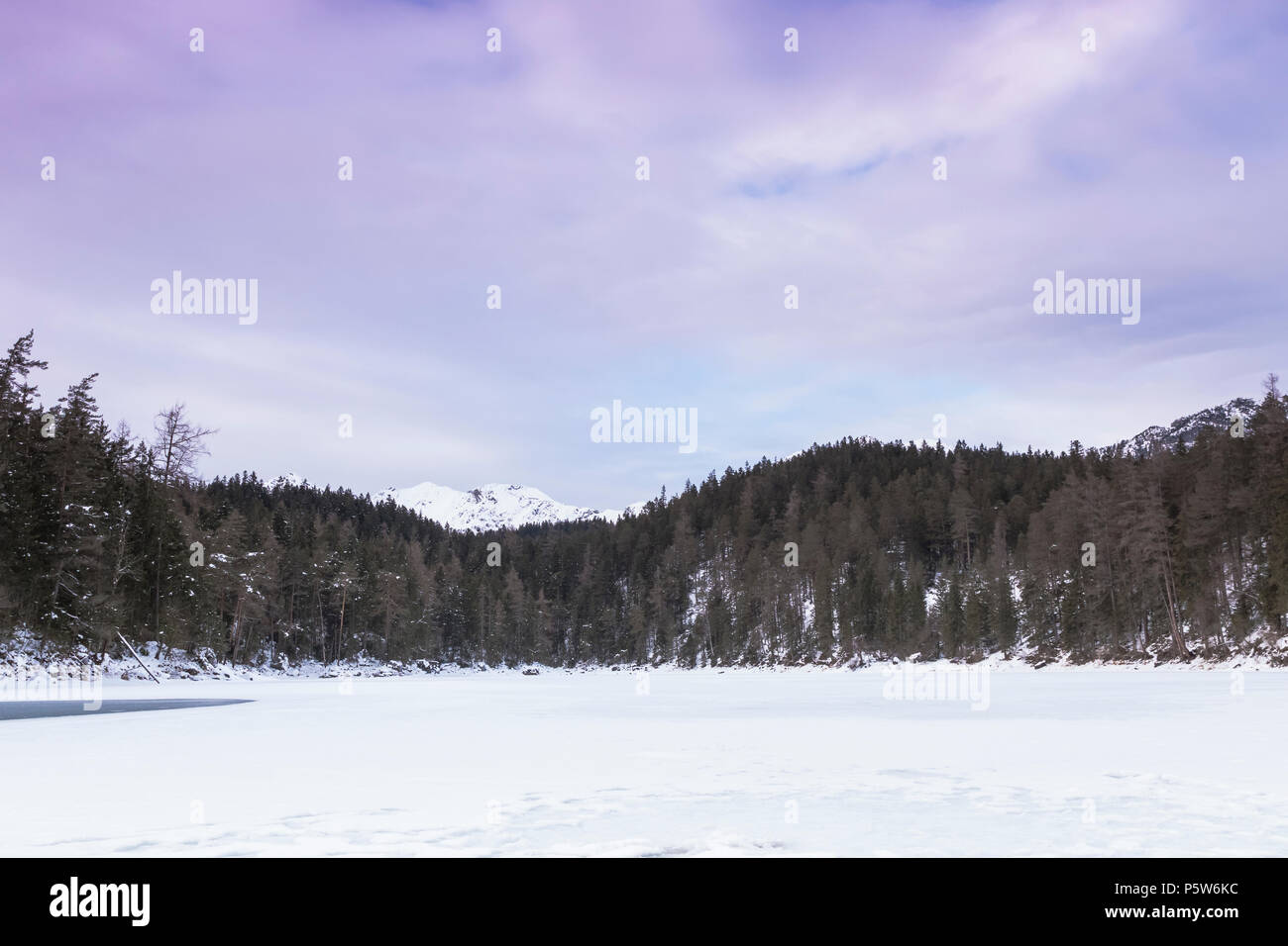 Lac eibsee en hiver en Allemagne le pic Zugspitze en arrière-plan Banque D'Images