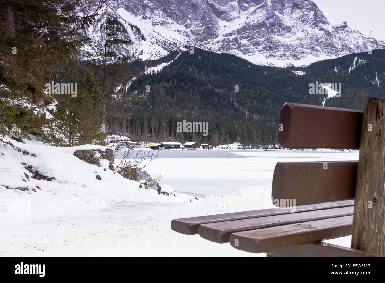 Lac eibsee en hiver en Allemagne le pic Zugspitze en arrière-plan Banque D'Images