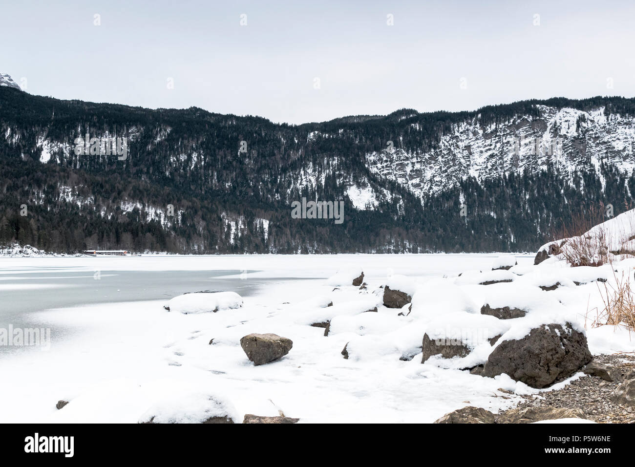 Lac eibsee en hiver en Allemagne le pic Zugspitze en arrière-plan Banque D'Images