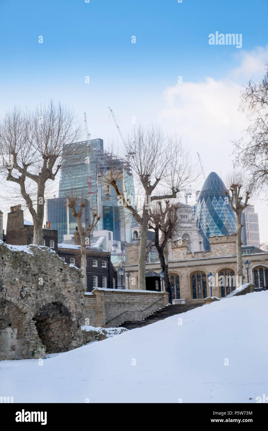 Intérieur de la Tour de Londres site du patrimoine mondial de l'Unesco dans la neige de l'hiver Banque D'Images