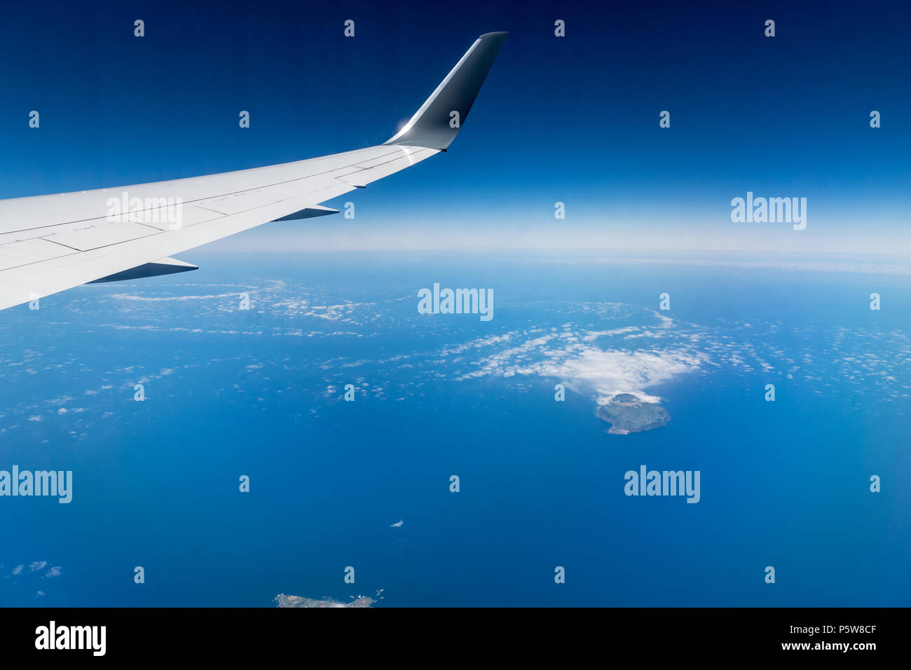 Vue aérienne d'avion Corvo Island Portugal Océan Atlantique. Banque D'Images