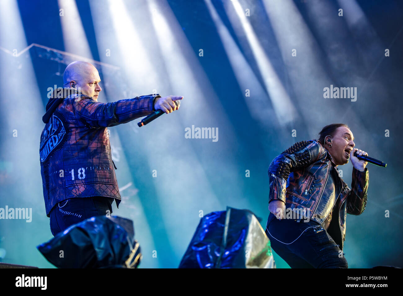 Danemark, copenhague - le 23 juin 2018. Le régime allemand metal Helloween effectue un concert live au cours de l'heavy metal danois Copenhell festival 2018 à Copenhague. Andi Deris chanteurs ici et Michael Kiske (L) sont vus sur scène. (Photo crédit : Gonzales Photo - Peter Troest). Banque D'Images