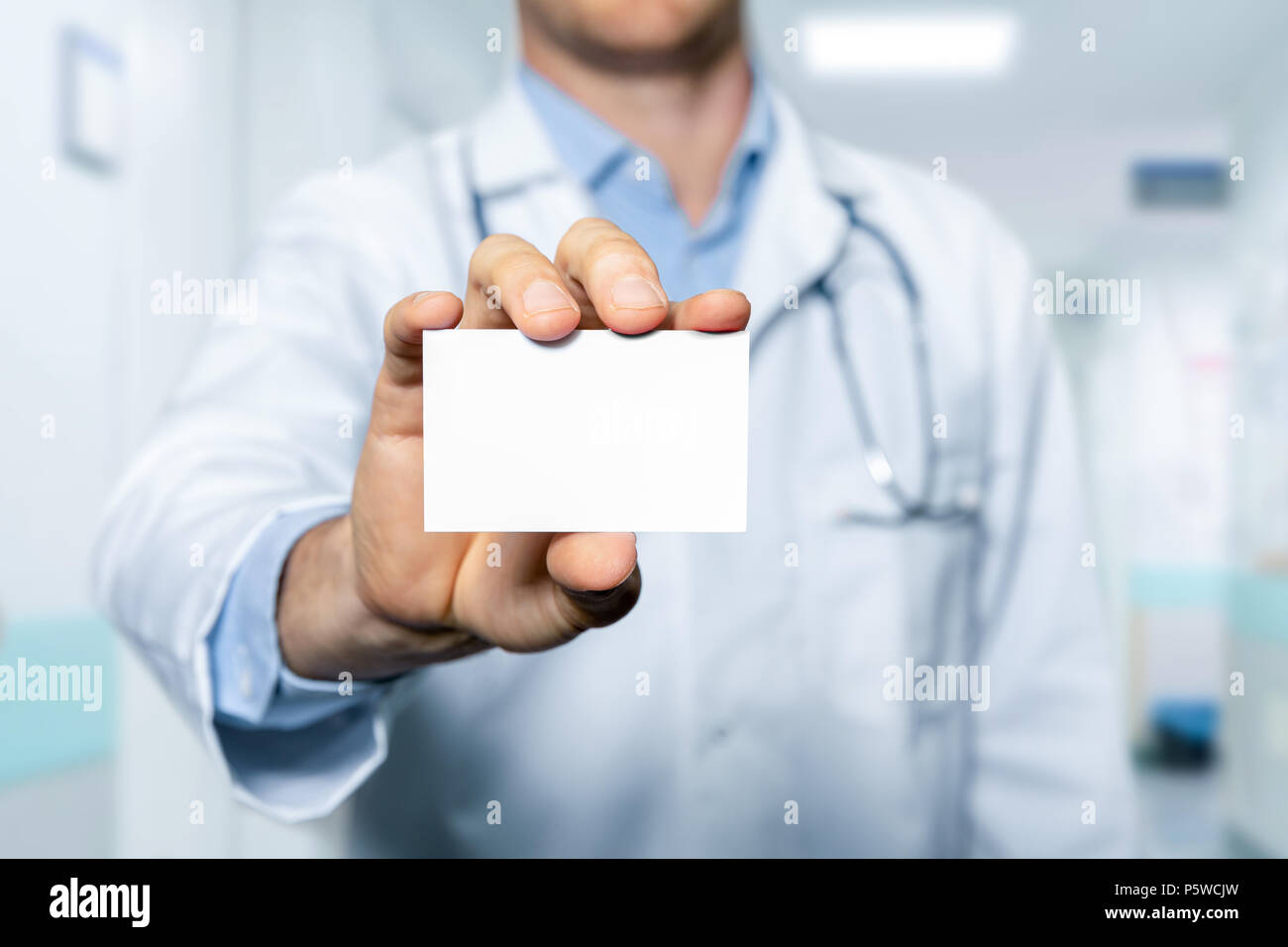 Doctor showing blank business card Banque D'Images