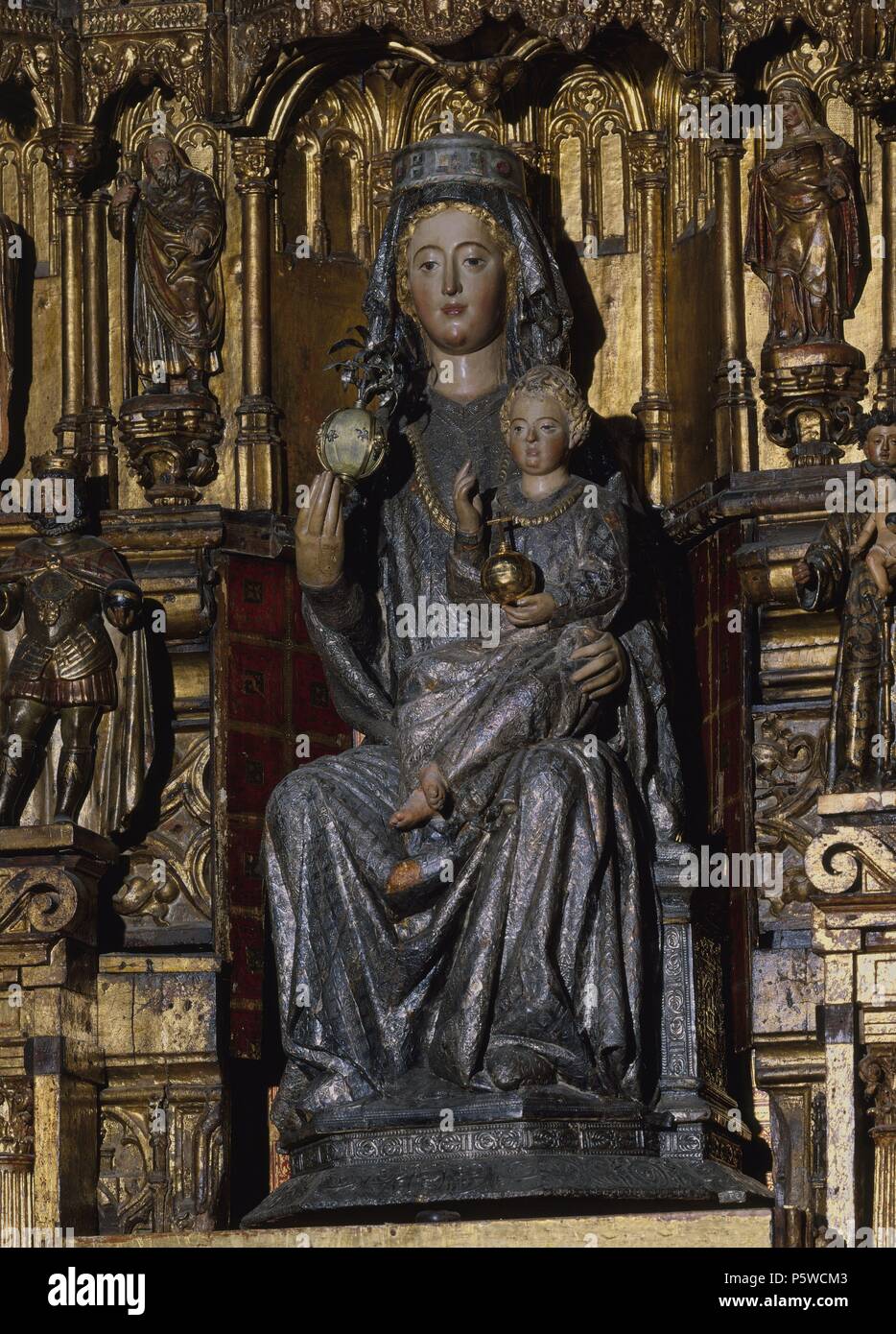 VIRGEN DE LA SEDE SITUADO EN LA HORNACINA CENTRAL DEL RETABLO DE LA CAPILLA MAYOR DE LA CATEDRAL DE SEVILLA - SIGLO XIII - REHECHA POR SANCHO MUÑOZ. Emplacement : CATEDRAL-intérieur, Sevilla, Séville, ESPAGNE. Banque D'Images