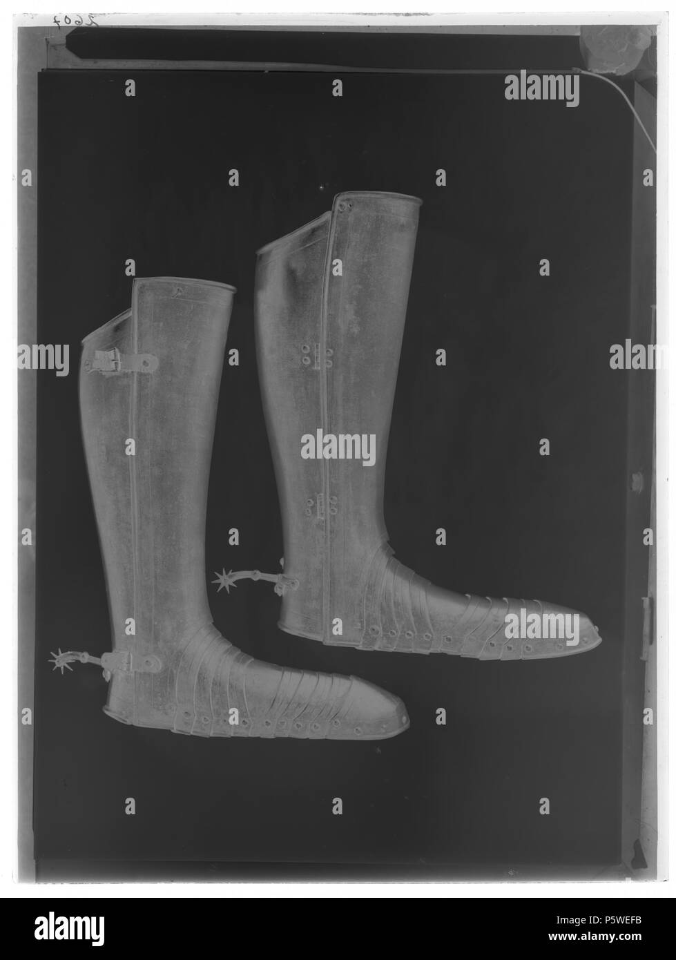 . Remarque : à des fins documentaires la description originale a été conservé. Corrections des faits et d'autres descriptions sont encouragés séparément de la description initiale. benpansar - 22510 h LRK. Benskena harnesksko-, höger, till Gustav II Adolf, tornerrustning Sverige 1620-tal. Svenska : stålplåt förgylld polerad utsida och med. Sammanlagt 12 delar. Benskena avlånga välvda skenor av två, nedåt avsmalnande. Feeble förhöjning utåt med vaden över snet lutande kant. Med mittås Främre skenan ® skarp. J'Sammanfogade varandra med mot insidan två gångjärn utsidan nitade mot och med lä Banque D'Images