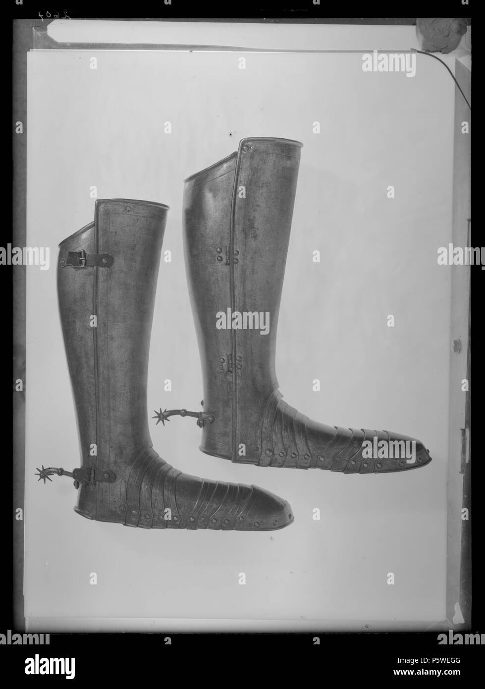 . Remarque : à des fins documentaires la description originale a été conservé. Corrections des faits et d'autres descriptions sont encouragés séparément de la description initiale. benpansar - 22510 h LRK. Benskena harnesksko-, höger, till Gustav II Adolf, tornerrustning Sverige 1620-tal. Svenska : stålplåt förgylld polerad utsida och med. Sammanlagt 12 delar. Benskena avlånga välvda skenor av två, nedåt avsmalnande. Feeble förhöjning utåt med vaden över snet lutande kant. Med mittås Främre skenan ® skarp. J'Sammanfogade varandra med mot insidan två gångjärn utsidan nitade mot och med lä Banque D'Images