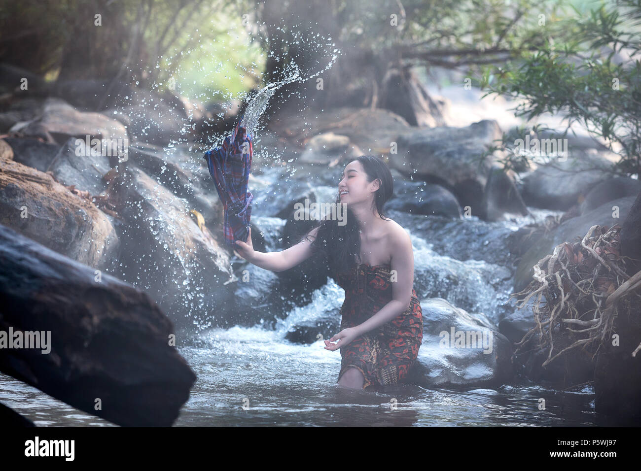 La femme gaie ont le bonheur et profiter de la crique dans la nature le mode de vie des femmes en Asie Banque D'Images